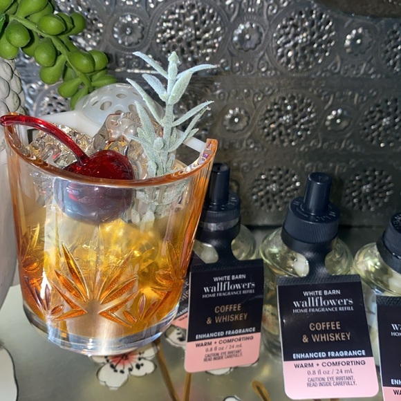 Bath and Bodyworks Wallflower plug 🔌 in and refills of Coffee and Whiskey 🥃 - Picture 2 of 7